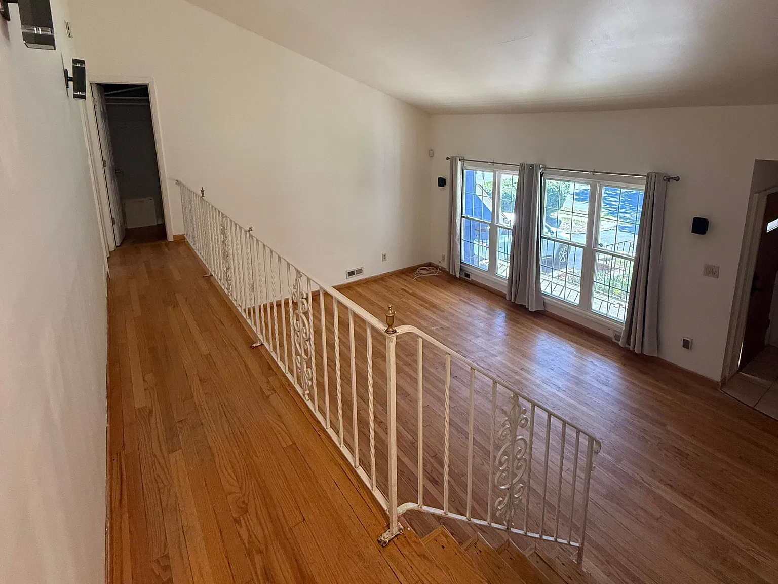 5 bed, 2.5 bath, 2600 sqft, $5,000 — Photo 2