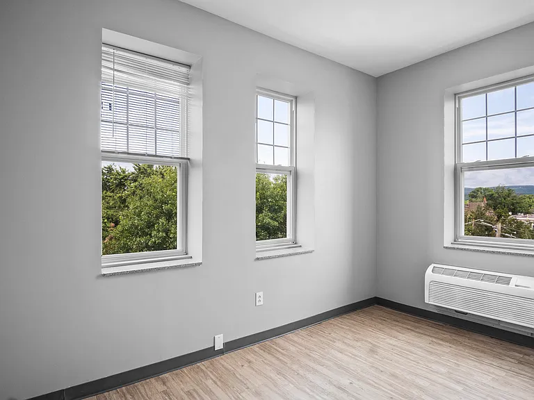 Cumberland Apartments — Photo 4