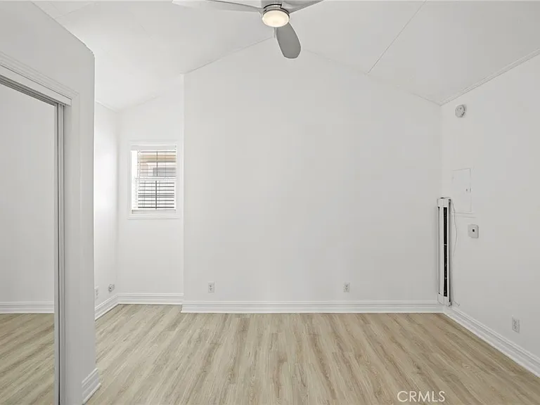 286 E 19th St #B — Photo 10