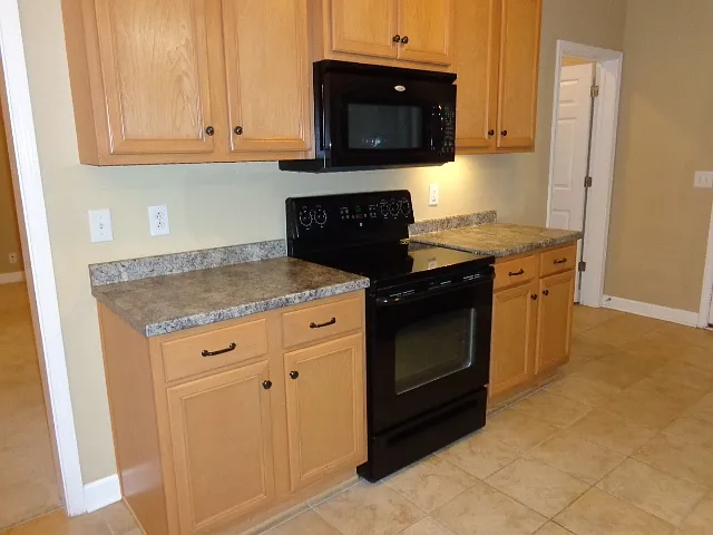 4 bed, 3.0 bath, 2107 sqft, $2,440 — Photo 4