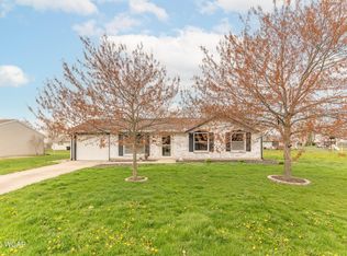 908 Canterbury Dr, Wapakoneta, OH 45895
