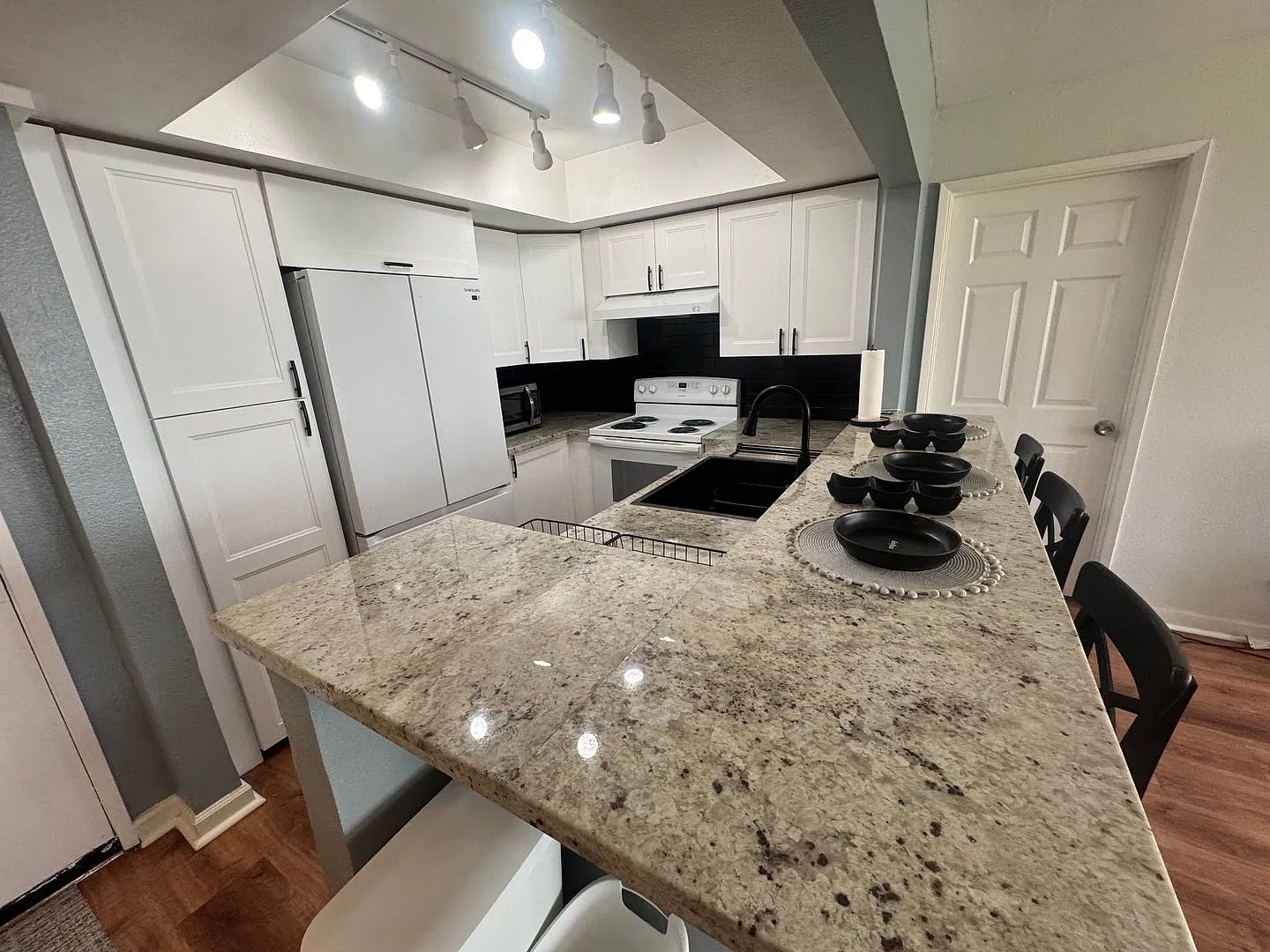 Beautifully updated 2-bedroom condo close to shopping and public transportation — Photo 4