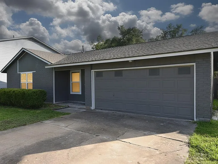 11214 Blackmoor Dr — Photo 2