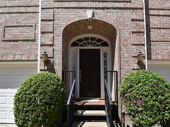 4th image of 1921 Woodbury St
