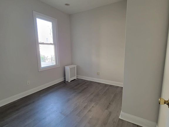 5th image of 35 Hilliard Ave #1