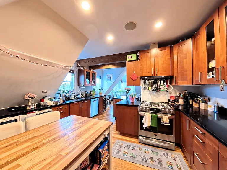 185 Davis Ave #8 — Photo 2