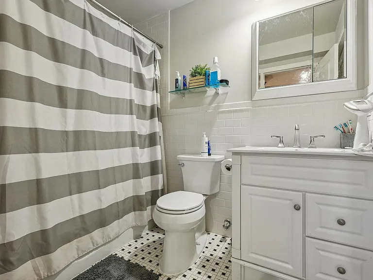 625 Bloomfield St #3 — Photo 8