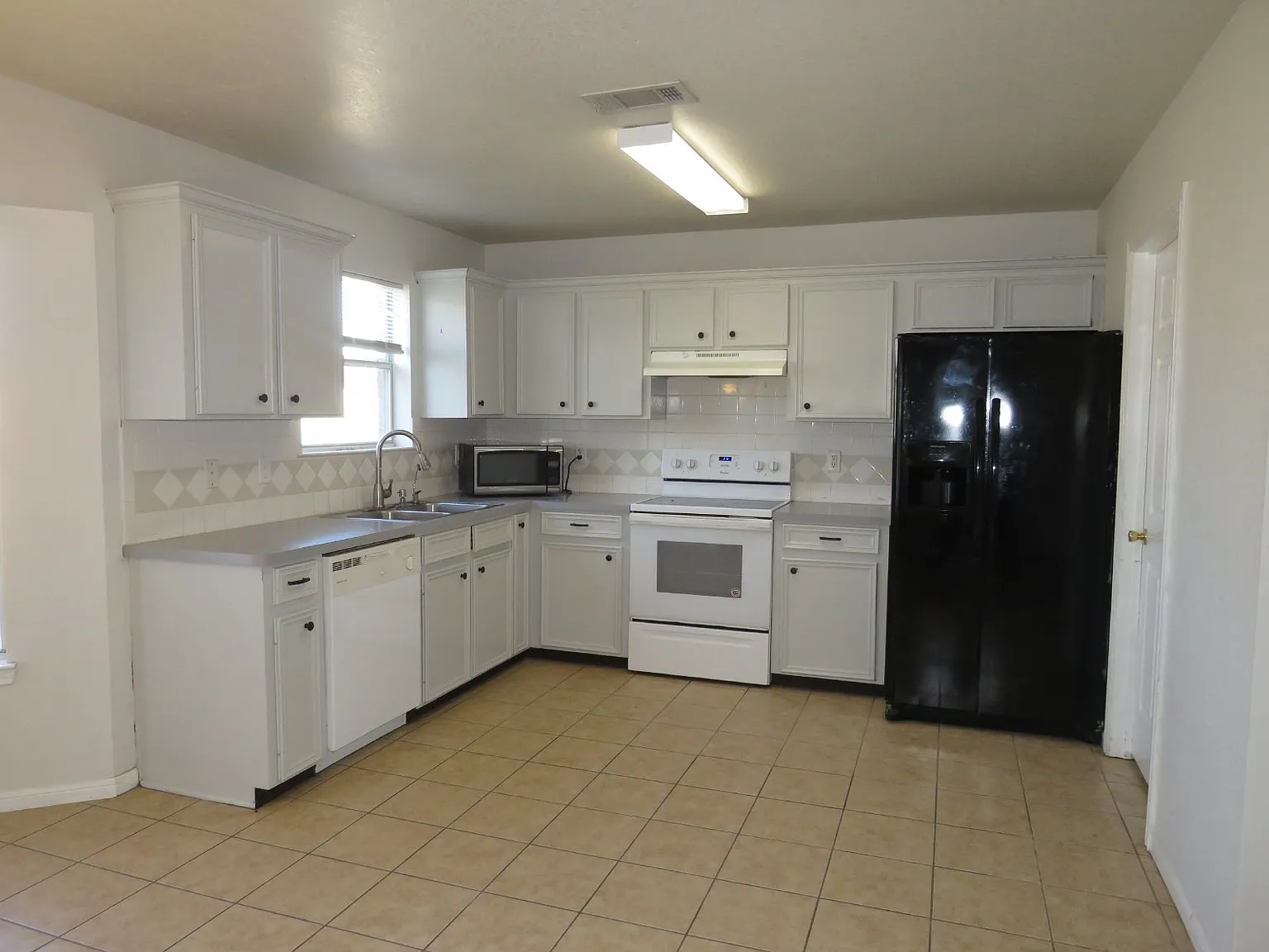 3 bed, 2.0 bath, 1559 sqft, $1,500 — Photo 2