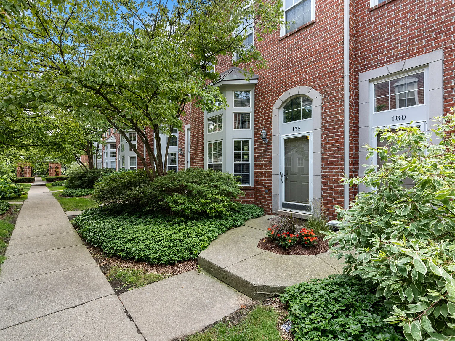 2 bed, 2.5 bath, 1135 sqft, $2,700 — Photo 2