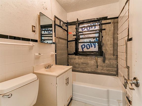 20th image of 2725 NW 38th St