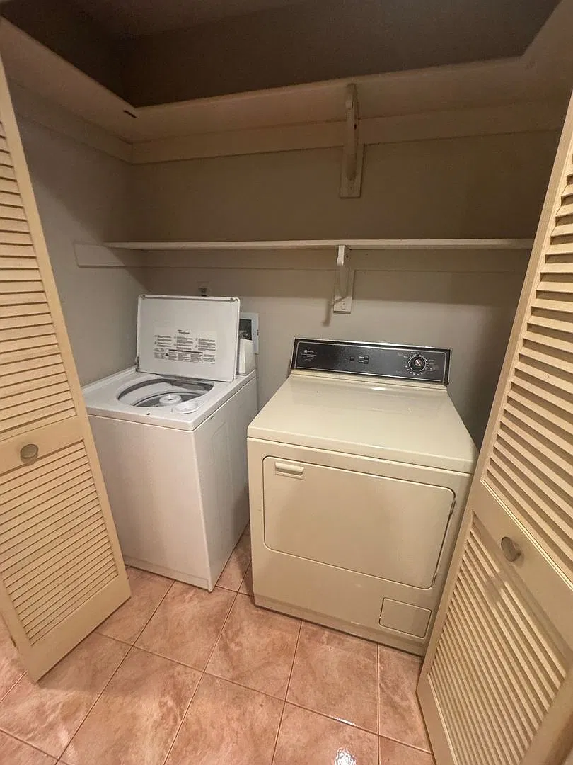 2BR 2BA Home Close to Campus, On Bus Route with Washer/Dryer Provided & 2-Car Attached Garage — Photo 4