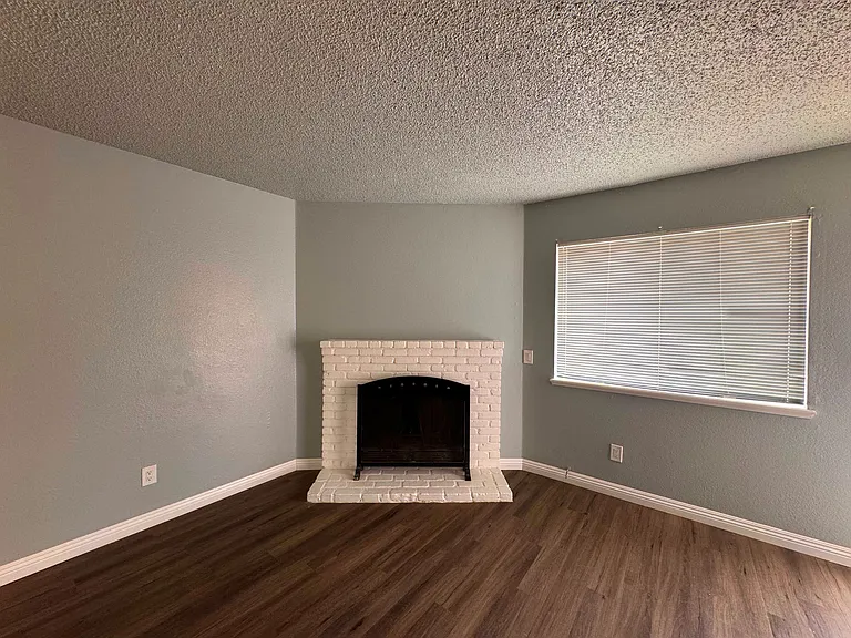 9633 N Loop Blvd #B — Photo 2