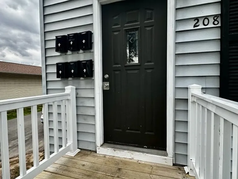 208 S Webster Ave — Photo 3