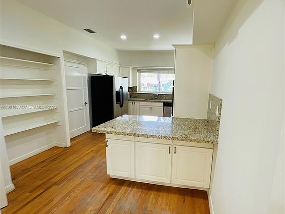 5th image of 1524 Mantua Ave