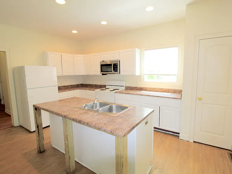 301 W Market St — Photo 23