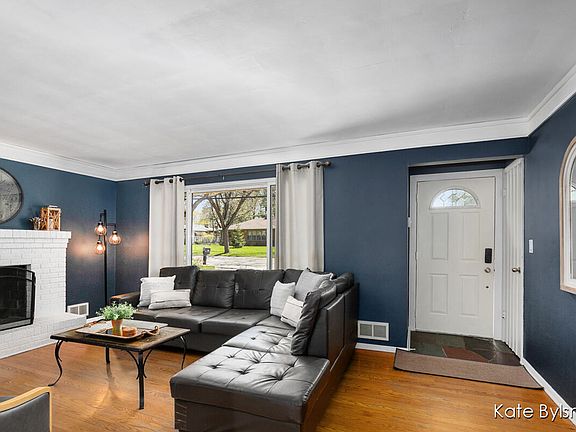 3rd image of 2731 7th St NW