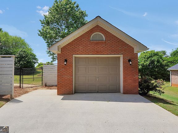 4th image of 563 Heathmoor Dr