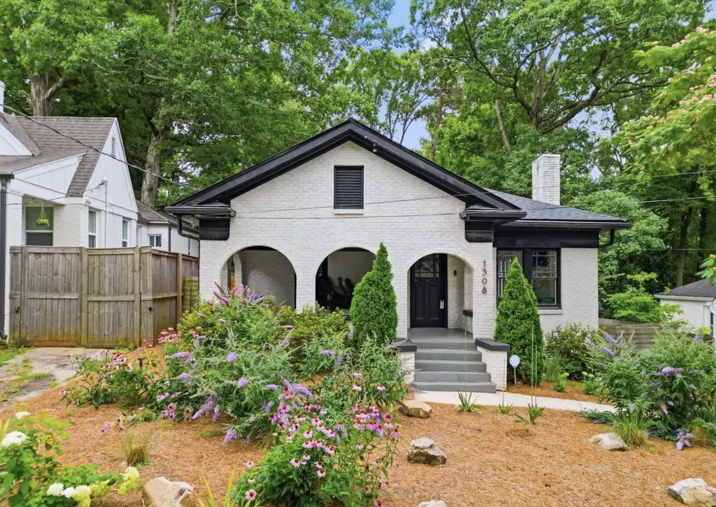 Beautiful Historic West-End Bungalow — Photo 1