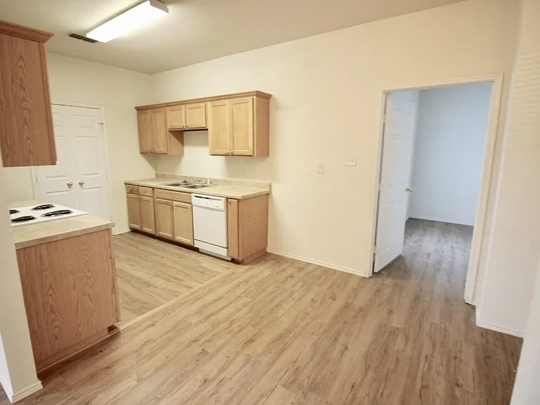 112-114 Collett Ct — Photo 1