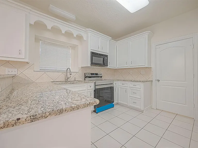 1189 Lovett St — Photo 24