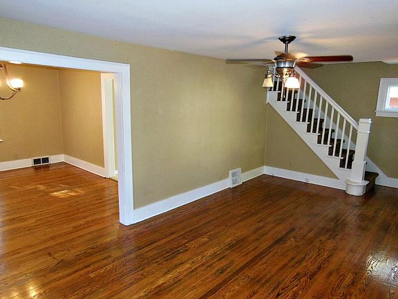 2nd image of 206 E Victoria St