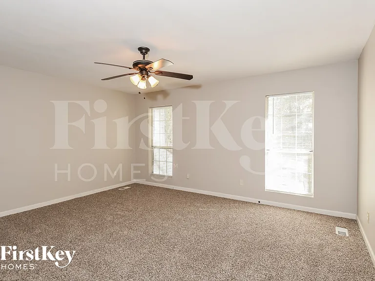 6582 Wellington Sq — Photo 2