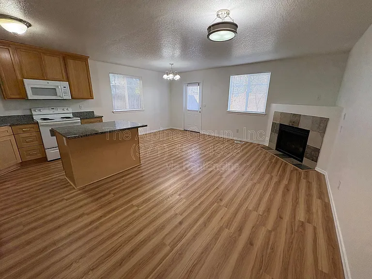 210 NW Connell Ave — Photo 3