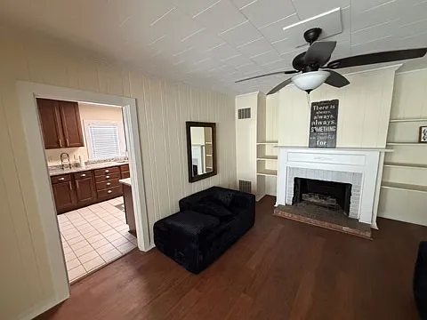 3 bed, 1909 sqft, $2,200 — Photo 4
