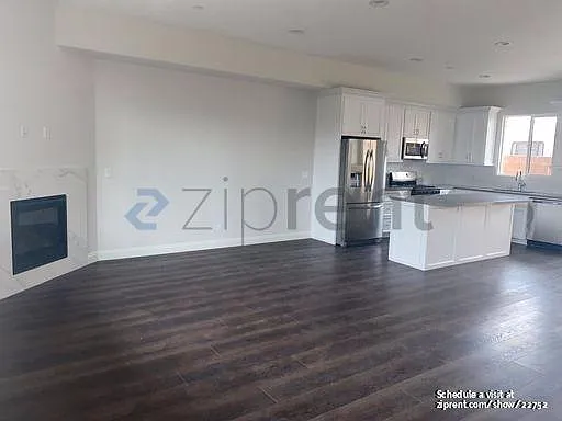 4 bed, 2.5 bath, 1977 sqft, $5,400 — Photo 3