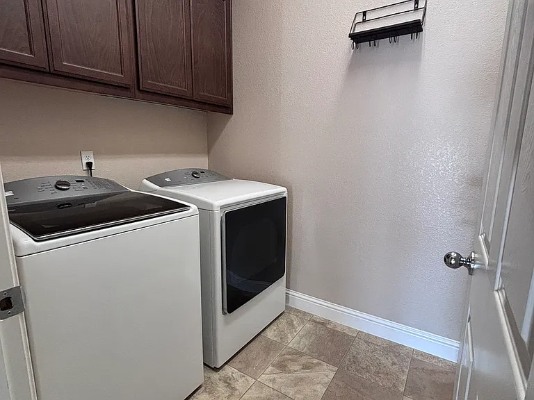 2096 Oleander Ave — Photo 7