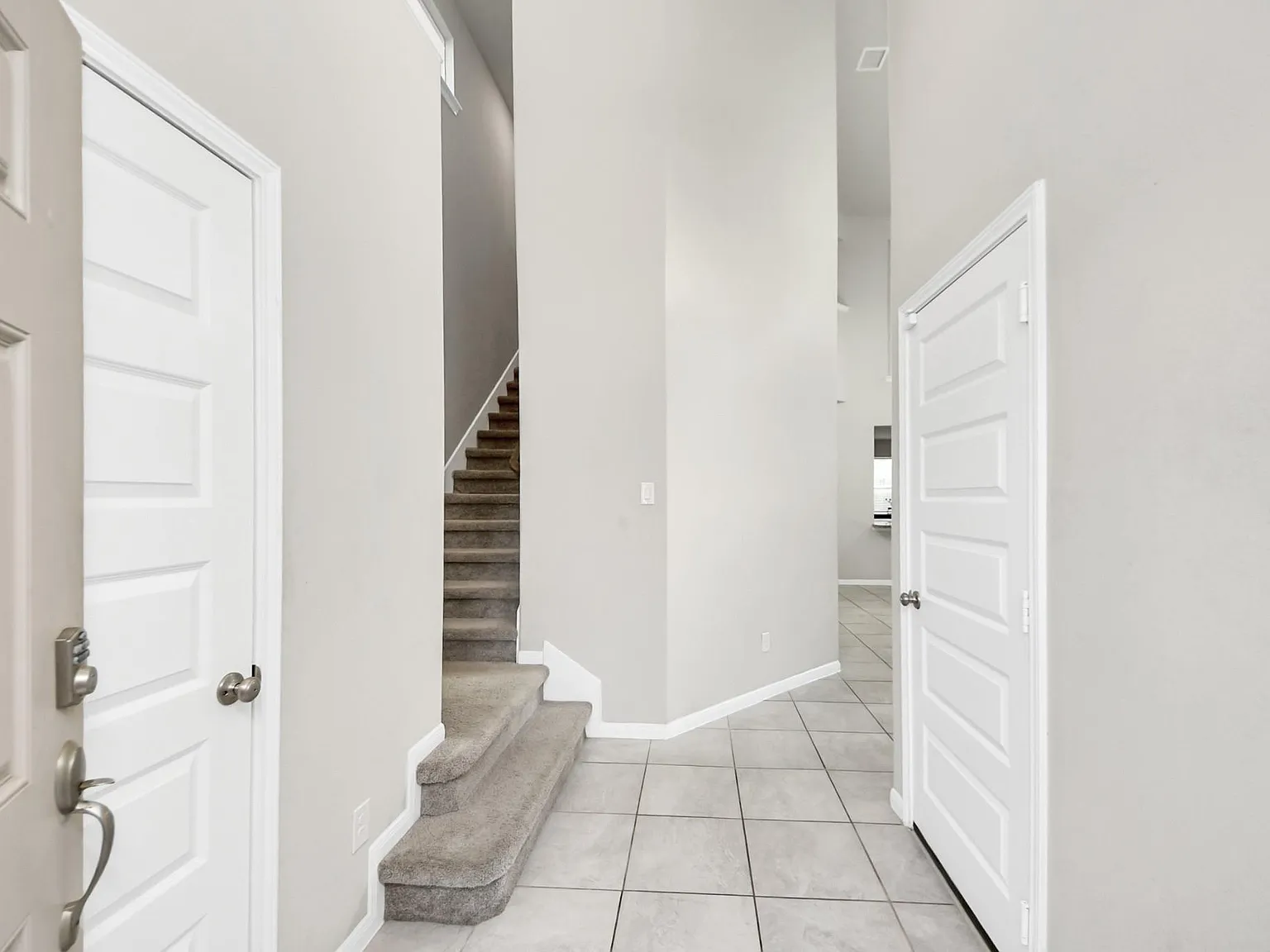 4 bed, 2.5 bath, 2050 sqft, $2,400 — Photo 3