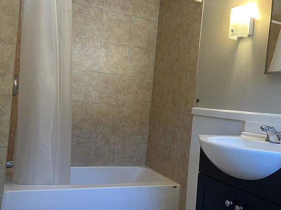 Full tub/ shower