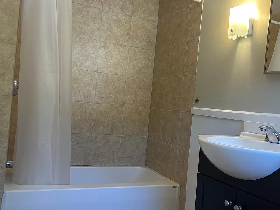 Full tub/ shower