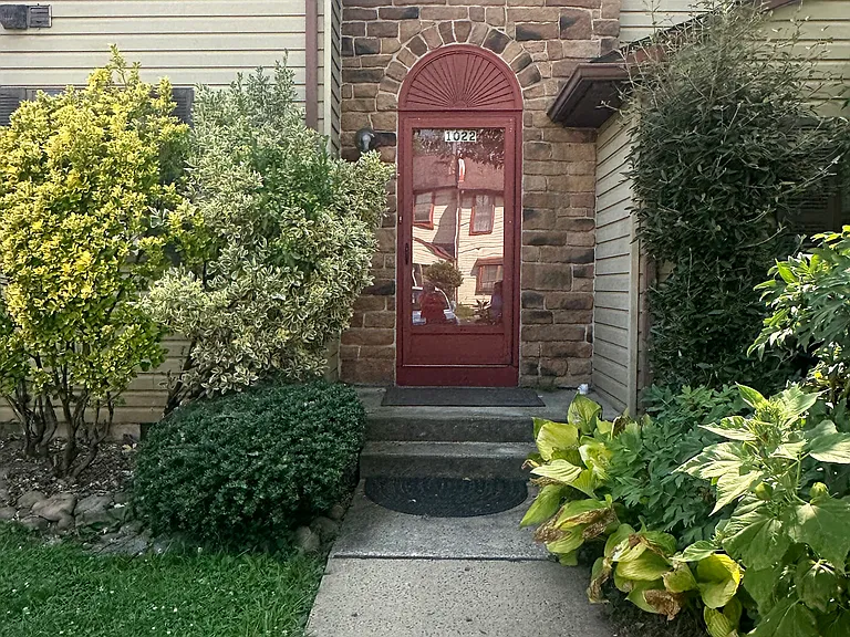 1022 Bancroft Pl — Photo 3