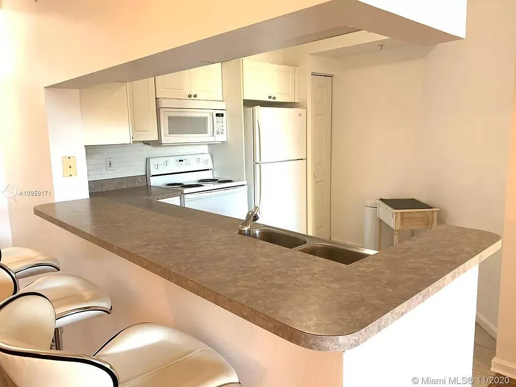 17150 N Bay Rd — Photo 3