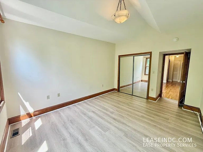 425 5th St SE — Photo 17