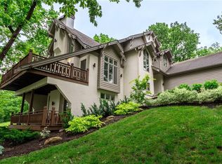 10522 River Hills Dr, Parkville, MO 64152