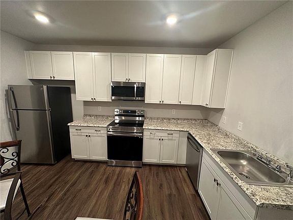 5th image of 370 Crestbrook Ln Unit B