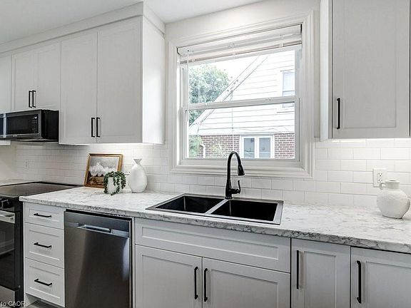 4th image of 202 Erindale Ave