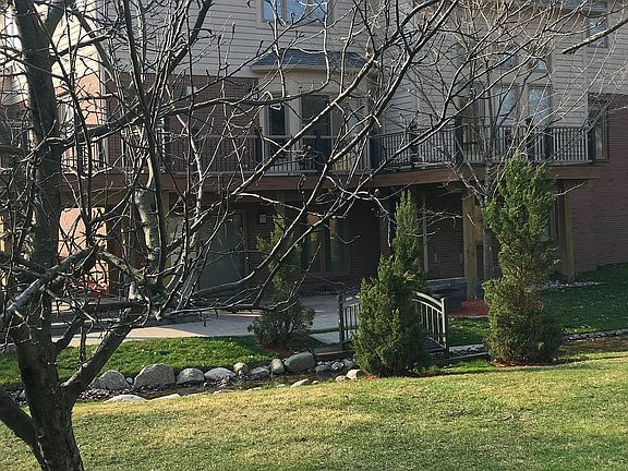3rd image of 560 Trillium Dr