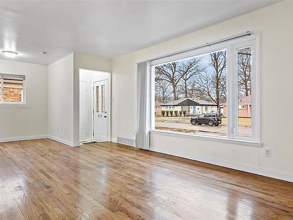 4th image of 14630 Pearson Ave