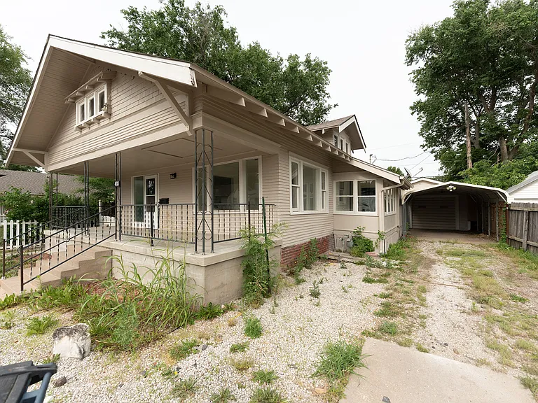 418 N Houser Dr — Photo 2
