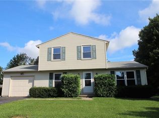 5864 Mountain Ash Dr, Farmington, NY 14425