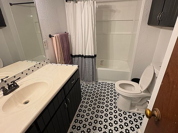 5th image of 914 W Morton St