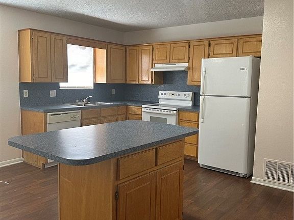 4th image of 3908 Sand Dollar Dr