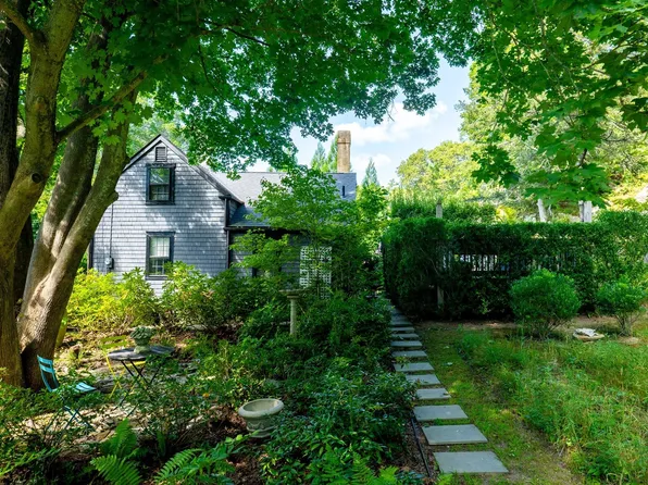 1150 Russells Mills Rd, Dartmouth, MA 02748