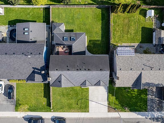 2nd image of 5365 Maple Cres