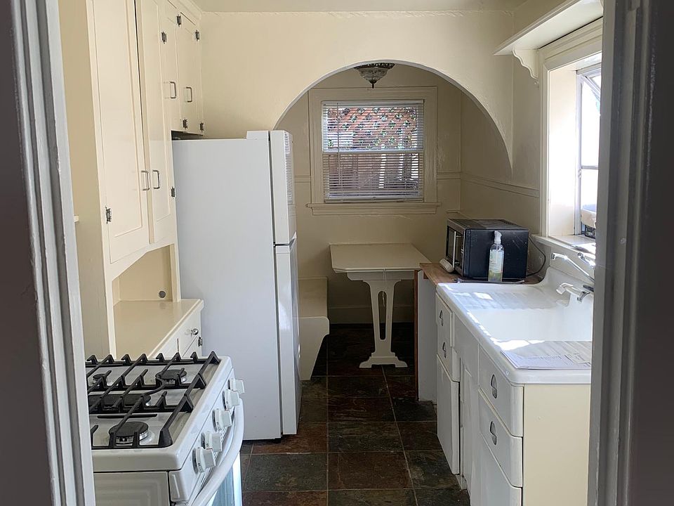 Kitchen with fridge & convection stove & breakfast nook