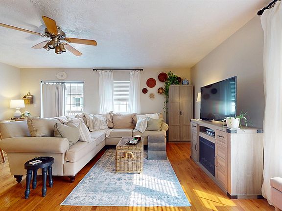 4th image of 2606 Serene Dr