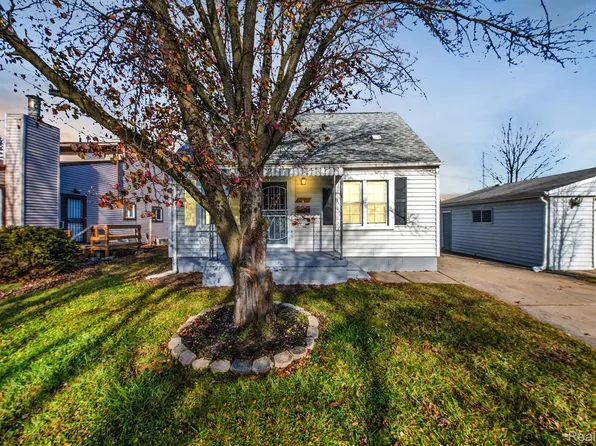 20601 Ridgemont Rd, Harper Woods, MI 48225